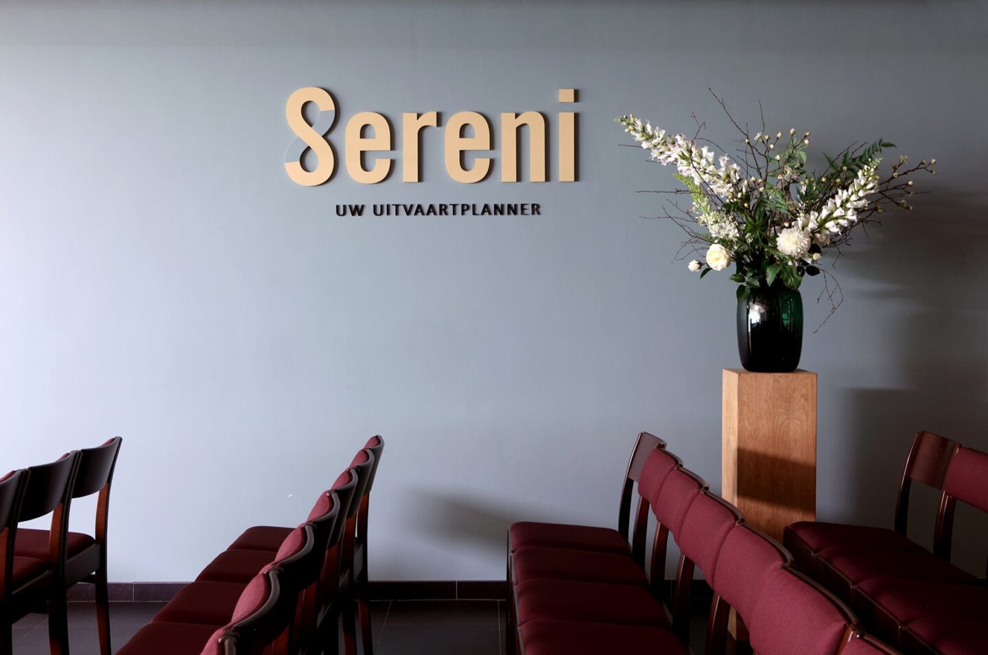 Sfeerbeeld van de ontvangstruimte en showroom van Sereni, waar klachten persoonlijk besproken kunnen worden