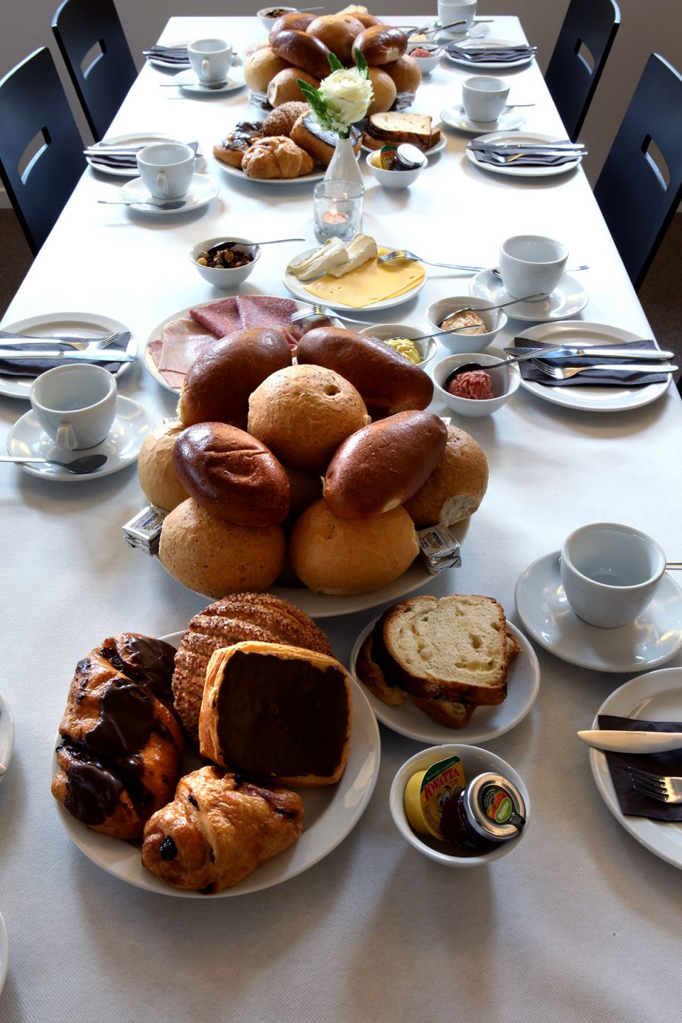Gedekte tafel met broodjes en koffie voor een rouwmaaltijd